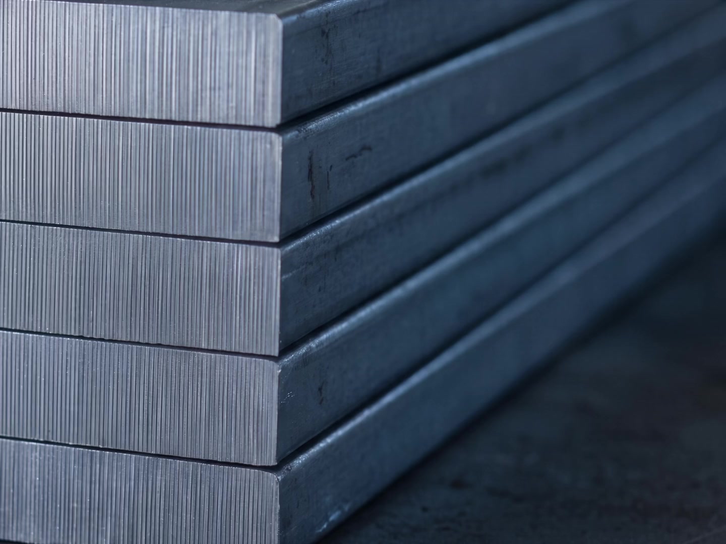 Flat steel bars cut to identical lengths, sawn faces to the front.