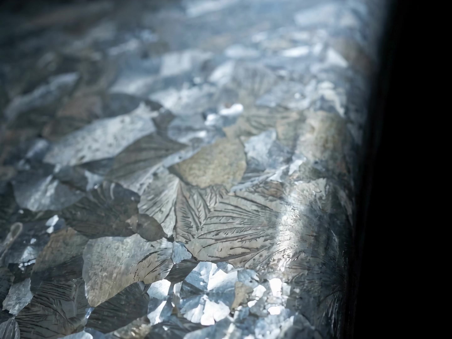 Hot-dip galvanised surface with zinc spangle